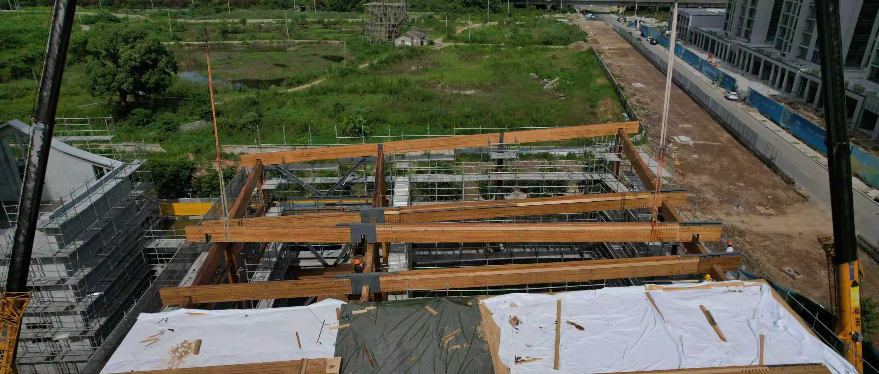 27m large-span glubam girder installation